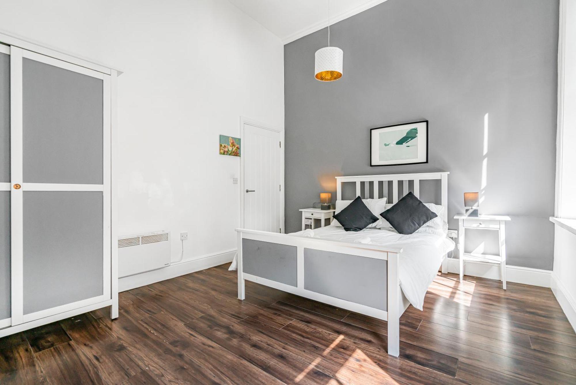 Executive For Luxury Apartment *